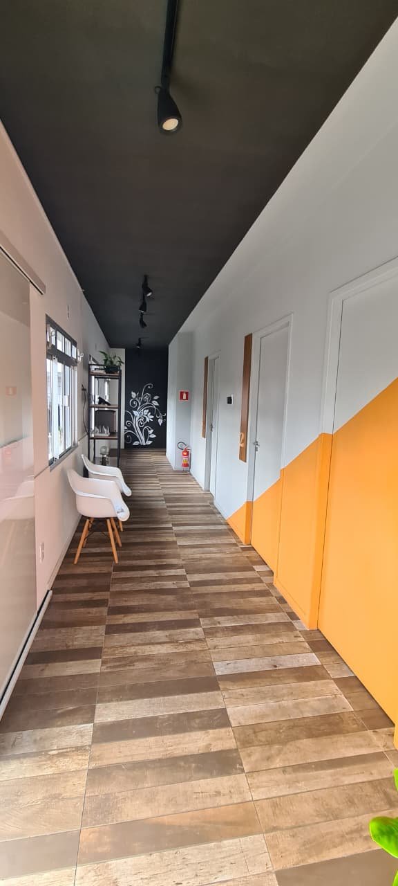 Recepção e corredor do coworking para terapeutas em Palhoça