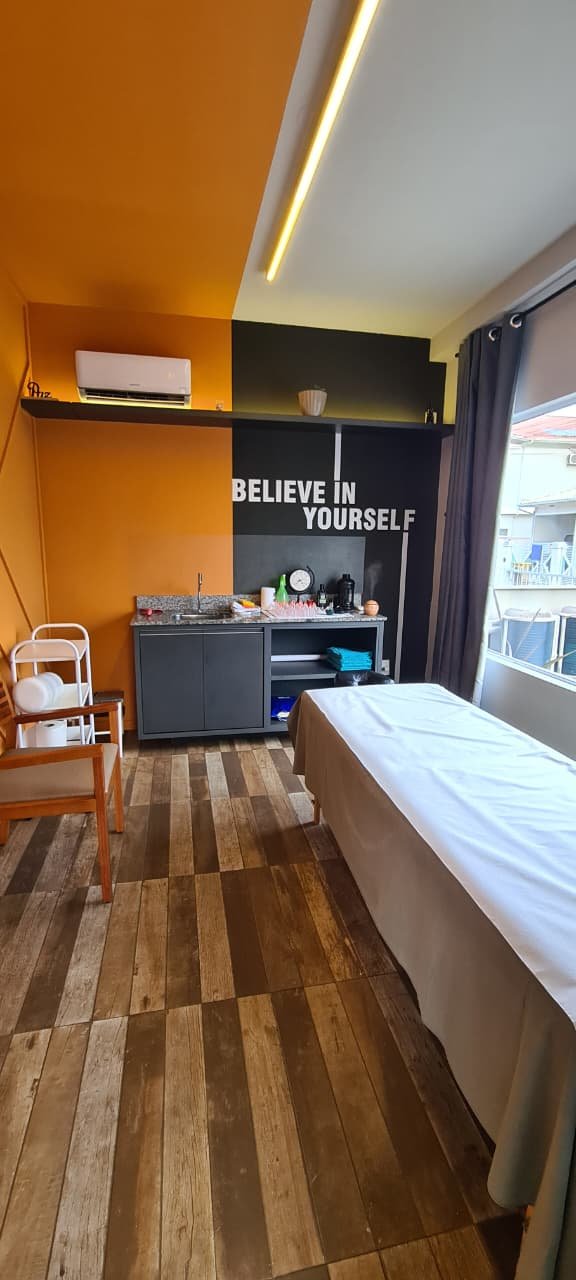 Sala esportiva para massoterapeuta no Centro de Palhoça